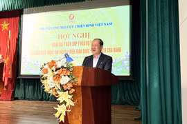 El teniente general Be Xuan Truong, vicepresidente del Comité Central del Frente de la Patria de Vietnam y titular de la Asociación de Veteranos de Vietnam, habla en el evento. (Fuente: VNA)