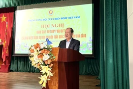 El teniente general Be Xuan Truong, vicepresidente del Comité Central del Frente de la Patria de Vietnam y titular de la Asociación de Veteranos de Vietnam, habla en el evento. (Fuente: VNA)