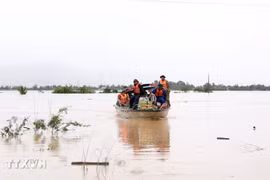 Buques especializados de la Armada fueron movilizados para apoyar el rescate de personas en las zonas inundadas de la provincia de Khanh Hoa. (Foto: VNA)
