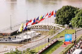 El conjunto de banderas de la ASEAN se encuentra en el parque Bach Dang, a orillas del río Saigon, en pleno centro de Ciudad Ho Chi Minh. (Foto: VNA)