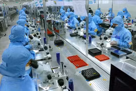 Línea de producción de módulos de cámara y componentes electrónicos para exportación en la fábrica de MCNEX VINA Co., Ltd., con una inversión 100% sudcoreana, en el Parque Industrial Phuc Son, provincia de Ninh Binh. (Foto: VNA)