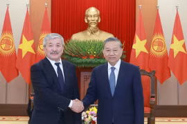El secretario general del Partido Comunista de Vietnam, To Lam, recibió al primer ministro de la República de Kirguistán, Adylbek Kasimalyev. (Fuente: VNA)
