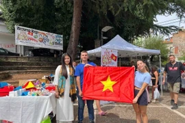 Amigos griegos participan en el evento. (Fuente: VNA)