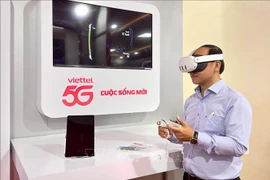 Residentes de An Giang experimentan la tecnología de realidad virtual en la exposición de transformación digital de An Giang en 2024. (Fuente: VNA)