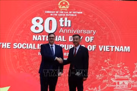El embajador de Vietnam en la República Checa, Duong Hoai Nam, y el ministro de Relaciones Exteriores checo, Jan Lipavský, en el evento. (Fuente: VNA)