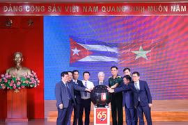 El presidente del Comité Central del Frente de la Patria de Vietnam, Do Van Chien, y delegados en el lanzamiento de la campaña. (Fuente: VNA)