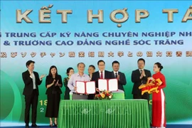 Firma de acuerdo de cooperación en materia de formación entre JPC y el Colegio vocacional Soc Trang. (Fuente: VNA)