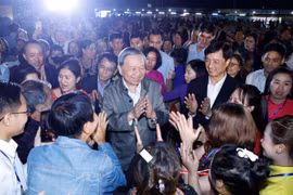 El secretario general del Partido Comunista de Vietnam (PCV), To Lam, y residentes en el barrio de Thuong Cat en Hanoi. (Fuente: VNA)
