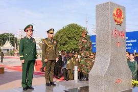 El ministro de Defensa de Vietnam, general Phan Van Giang, y el viceprimer ministro y titular de Defensa de Camboya, general Tea Seiha, en el marcador fronterizo 171. (Fuente: VNA)