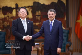 El primer ministro de Vietnam, Le Minh Hung, (derecha) recibe al gobernador de la prefectura japonesa de Yamanashi, Nagasaki Kotaro. (Fuente: VNA)