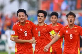 Jugadores vietnamitas celebran el gol del capitán Van Khang. (Fuente: VNA)