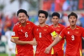Jugadores vietnamitas celebran el gol del capitán Van Khang. (Fuente: VNA)