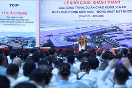 El primer ministro Pham Minh Chinh participó en la inauguración de un proyecto clave en el centro de la Terminal T3, Aeropuerto Internacional Tan Son Nhat, Ciudad Ho Chi Minh. (Fuente: VNA)
