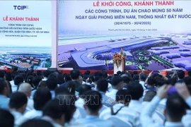 El primer ministro Pham Minh Chinh participó en la inauguración de un proyecto clave en el centro de la Terminal T3, Aeropuerto Internacional Tan Son Nhat, Ciudad Ho Chi Minh. (Fuente: VNA)