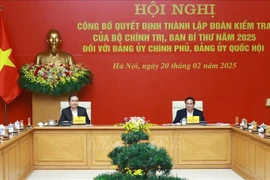 El primer ministro Pham Minh Chinh y el presidente de la Asamblea Nacional, Tran Thanh Man, co -presiden la conferencia. (Fuente: VNA)