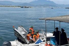 Guardias fronterizos de la ciudad de Da Nang revisan los documentos de salida de los barcos pesqueros. (Foto: VNA)