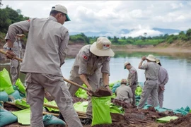 El Equipo de Desactivación de Artefactos Explosivos 1 (EOD1) de PeaceTrees Vietnam logró detonar con éxito una bomba MK-82 de 227 kg en la zona fronteriza entre Vietnam y Laos. (Fuente: VNA)