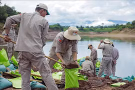 El Equipo de Desactivación de Artefactos Explosivos 1 (EOD1) de PeaceTrees Vietnam logró detonar con éxito una bomba MK-82 de 227 kg en la zona fronteriza entre Vietnam y Laos. (Fuente: VNA)