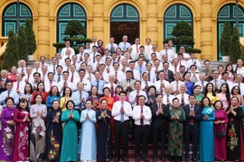 El presidente Luong Cuong y delegados. (Fuente: VNA)