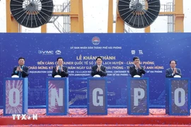 Presidente vietnamita asiste a inauguración de muelles de contenedores internacionales en Hai Phong