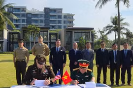 En la 169 ceremonia de firma de documento sobre la repatriación de militares estadounidenses. (Fuente: Cancillería/VNA)