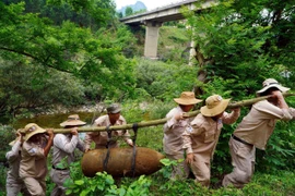 El equipo móvil de desactivación de minas del MAG transporta la bomba M117, con un peso de 360 kilogramos. (Fuente: VNA)