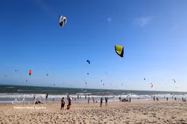 Mui Ne (provincia de Lam Dong) se está convirtiendo en un destino popular para los amantes de los deportes acuáticos. (Foto: VNA)