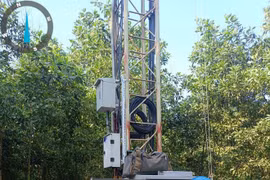 Miles de técnicos de VNPT siguen estacionados en las zonas inundadas, trabajando día y noche para solucionar los problemas con urgencia. (Fuente: VNA)