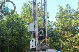Miles de técnicos de VNPT siguen estacionados en las zonas inundadas, trabajando día y noche para solucionar los problemas con urgencia. (Fuente: VNA)