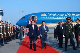 Acto de bienvenida al primer ministro vietnamita, Pham Minh Chinh, en en el Aeropuerto Internacional de Wattay, Laos. (Fuente: VNA)