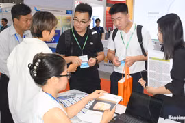  Los visitantes aprenden sobre soluciones tecnológicas pioneras en el campo de la electricidad y la energía. (Foto: hanoimoi.vn)