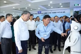  Líder del Partido supervisa funcionamiento del modelo administrativo de dos niveles en Hanoi 