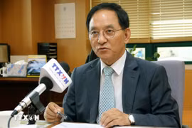 El profesor Lee Jai Hee, presidente de la Escuela Internacional de Posgrado en Educación de Idiomas (IGSE) en Seúl, en la entrevista. (Fuente: VNA)