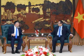 El primer ministro vietnamita, Pham Minh Chinh, recibe al ministro del Trabajo de Israel, rabino Yoav Ben Tzur. (Fuente: VNA)