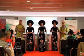 Modelos lucen Ao Dai Lan Huong en la Semana de la Moda Ao Dai 2026. (Foto: VNA)