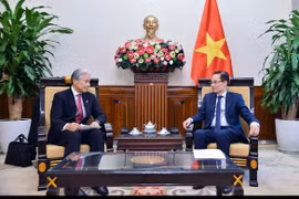 El miembro del Comité Central del Partido Comunista y ministro de Relaciones Exteriores de Vietnam, Le Hoai Trung, recibe a Fukuda Tomikazu, gobernador de la prefectura japonesa de Tochigi. (Fuente: VNA)