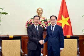 El ministro vietnamita de Relaciones Exteriores, Le Hoai Trung y el ministro laosiano de Educación y Deportes, Thongsalith Mangnomek. (Fuente: VNA)