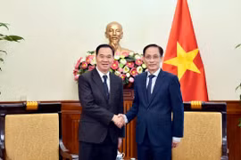 El ministro vietnamita de Relaciones Exteriores, Le Hoai Trung y el ministro laosiano de Educación y Deportes, Thongsalith Mangnomek. (Fuente: VNA)
