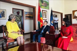 La gobernadora general de Granada, Cecile La Grenade, recibe al embajador vietnamita en Venezuela, concurrente en Saint George, Vu Trung My, y su esposa. (Foto cortesía de la Embajada de Vietnam en Venezuela)