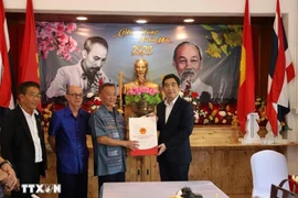 El embajador Pham Viet Hung (extremo derecho) entregó un recuerdo a Nguyen Van Tri, presidente de la Asociación Vietnamita de la provincia de Sakaeo. (Fuente: VNA)