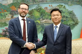 El viceministro vietnamita Le Thanh Long recibe al embajador de Reino Unido en el país, Iain Frew. (Fuente: VNA)