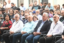 El primer secretario del Comité Central del Partido Comunista de Cuba y presidente de la República, Miguel Díaz-Canel Bermúdez (segundo desde la derecha) en el acto. (Fuente: VNA)