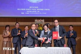 La Asociación de Vietnam en Japón, la VJBA y la Academia de Costura Ushiyama firman un acuerdo de cooperación. (Foto: VNA)