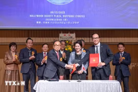 La Asociación de Vietnam en Japón, la VJBA y la Academia de Costura Ushiyama firman un acuerdo de cooperación. (Foto: VNA)