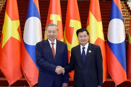 El secretario general del Partido Comunista de Vietnam, To Lam, y el secretario general de PPRL y presidente de Laos, Thongloun Sisoulith. (Fuente: VNA)