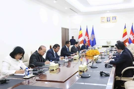 Panorama del evento entre el secretario del Comité Central del Partido Comunista de Vietnam y jefe de su Comisión de Relaciones Exteriores, Le Hoai Trung, y el presidente del Partido Popular y titular del Senado de Camboya, Samdech Techo Hun Sen. (Fuente: VNA)