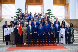 El primer ministro Pham Minh Chinh y delegados. (Fuente: VNA)