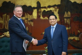 El primer ministro vietnamita, Pham Minh Chinh, recibe al director general de la empresa petrolera Zarubezhneft de la Federación de Rusia, Sergei Kudryashov. (Fuente: VNA)