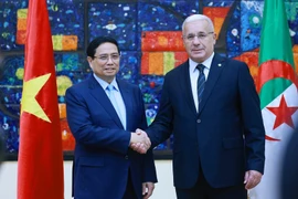 El primer ministro vietnamita, Pham Minh Chinh, se reúne con el presidente de la Asamblea Nacional Popular (APN) de Argelia, Ibrahim Boughali. (Fuente: VNA)