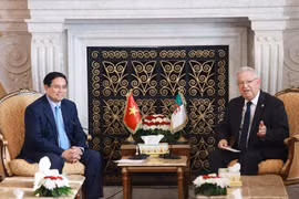 El primer ministro vietnamita, Pham Minh Chinh, se reúne con el presidente del Consejo de la Nación (Senado) de Argelia, Azzouz NASRI. (Fuente: VNA)
